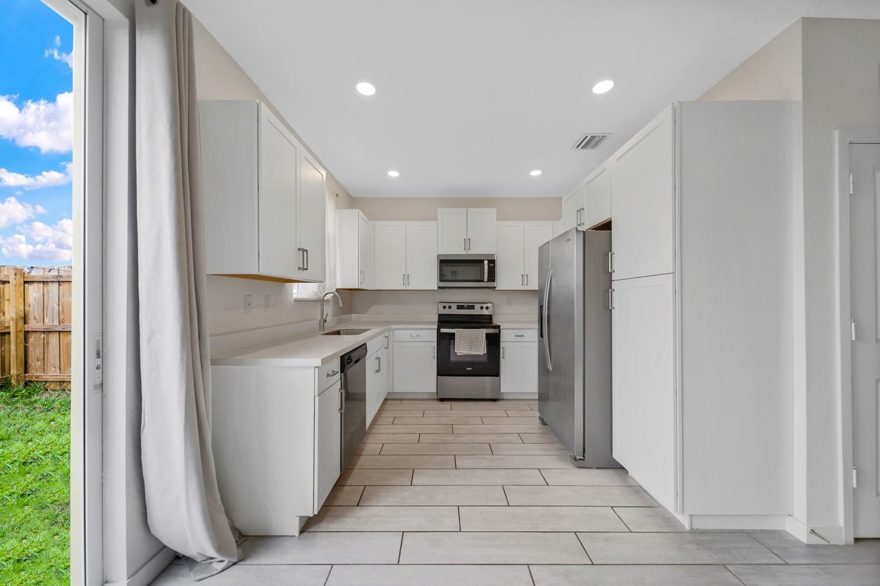 1158 Se 23rd Ave #1158 - Photo 4 of 32