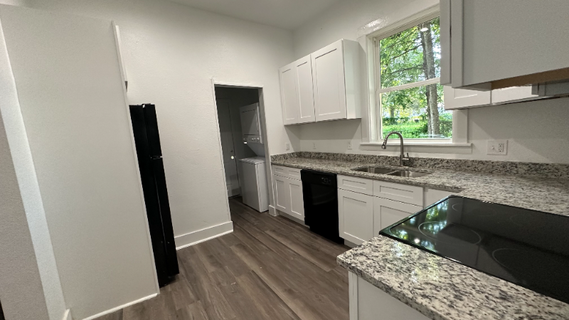 102 7th St Sw #3 - Photo 3 of 16