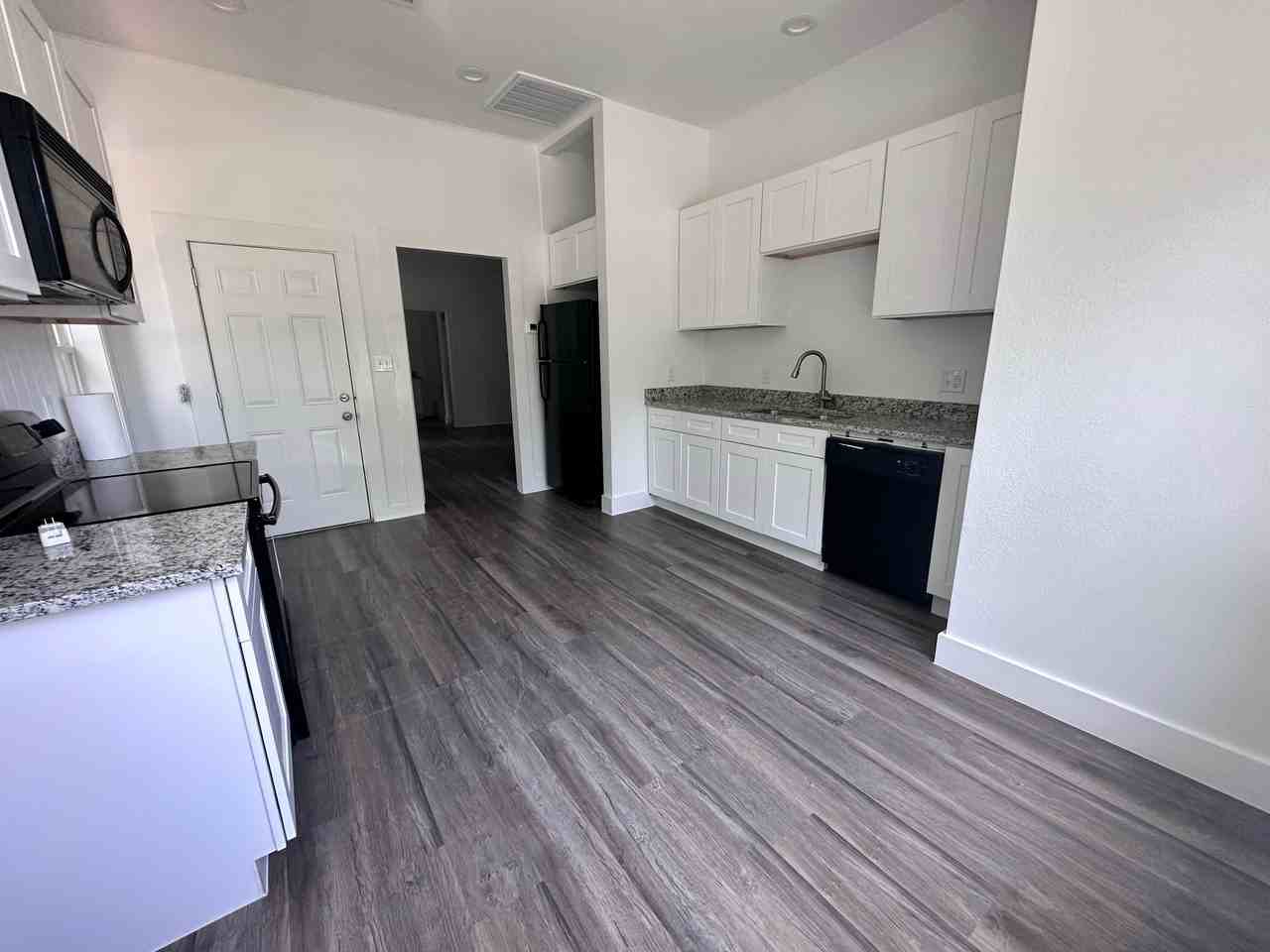 102 7th St Sw #2 - Photo 3 of 9