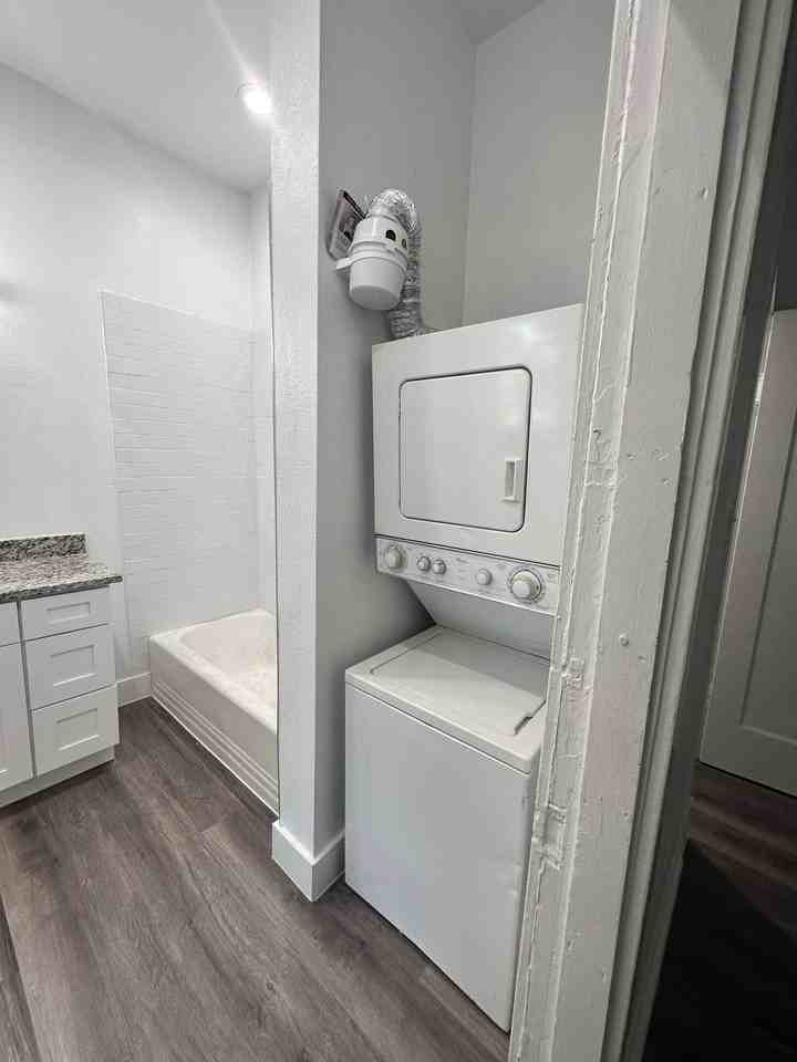 102 7th St Sw #2 - Photo 7 of 9