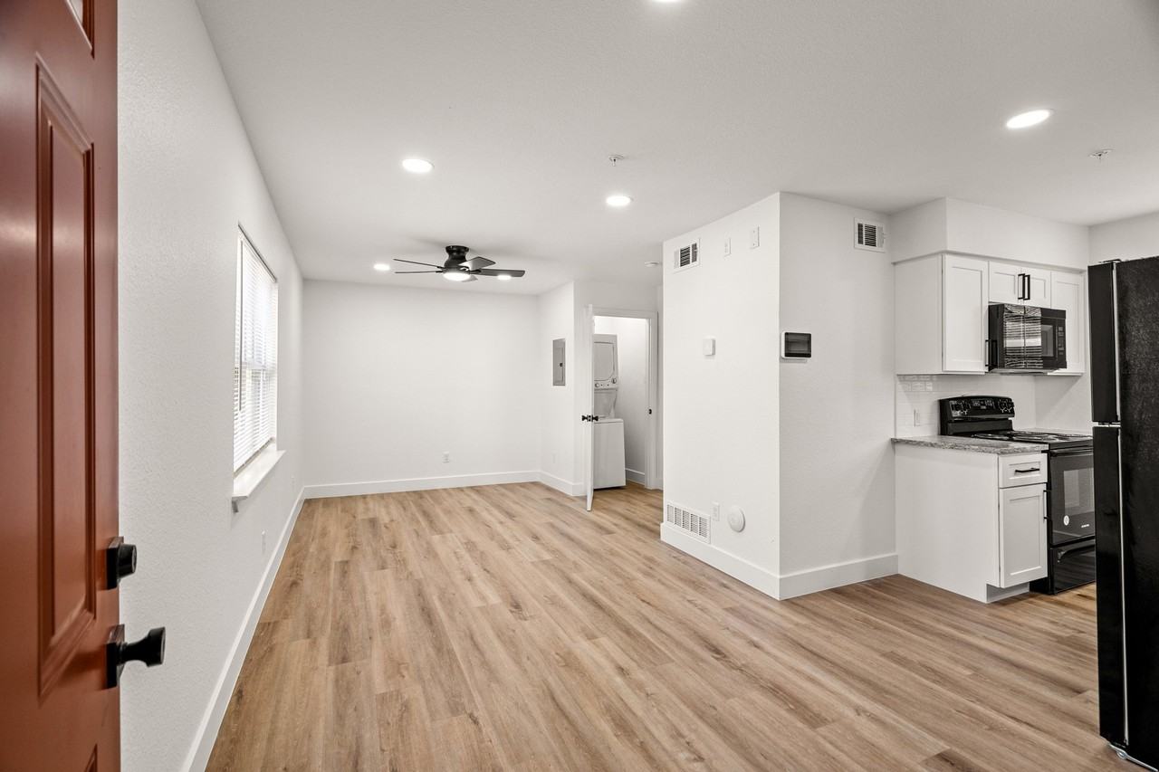 125 13th St Se #200 - Photo 2 of 10