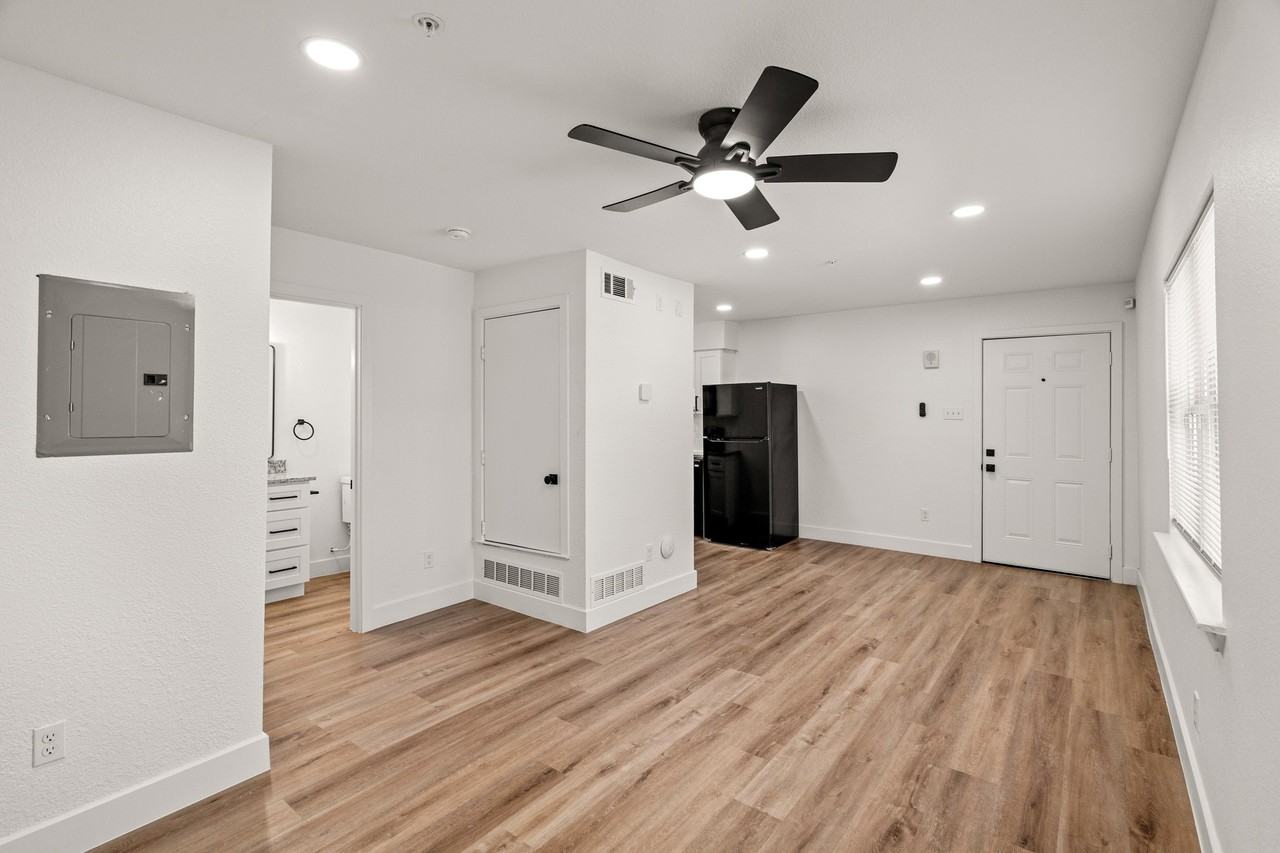 125 13th St Se #200 - Photo 3 of 10