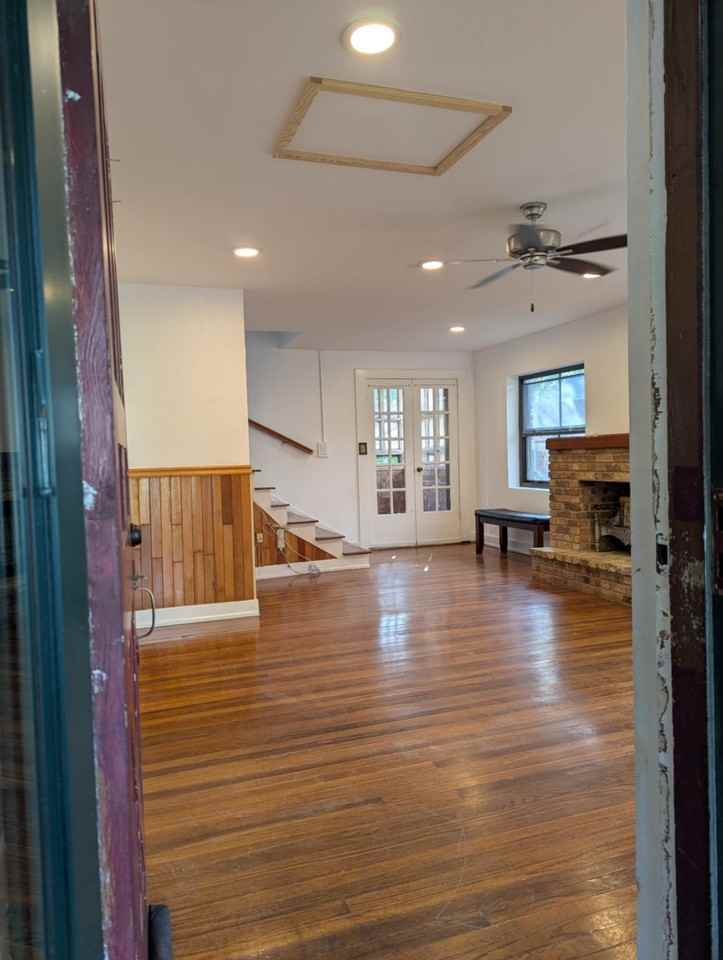 207 Adrienne St - Photo 4 of 17