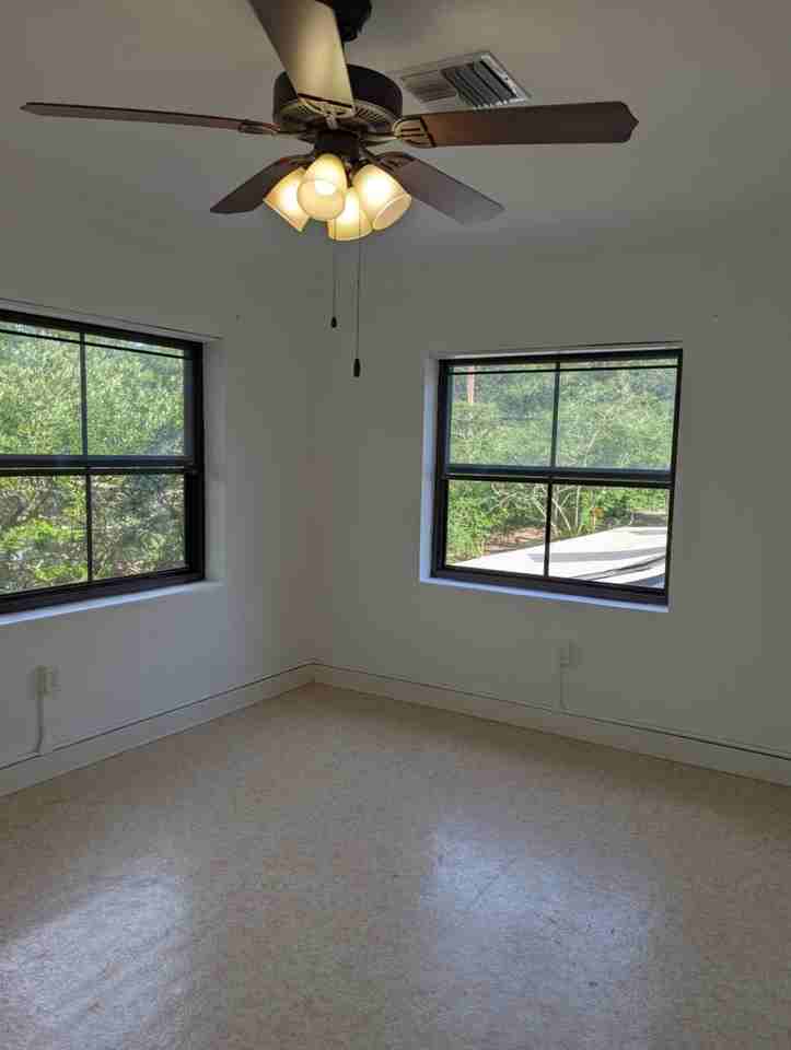 207 Adrienne St - Photo 7 of 17