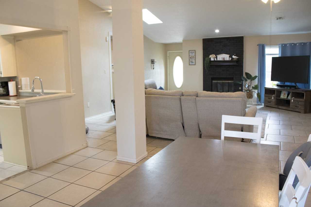 4715 Ne Bell Ave - Photo 6 of 16