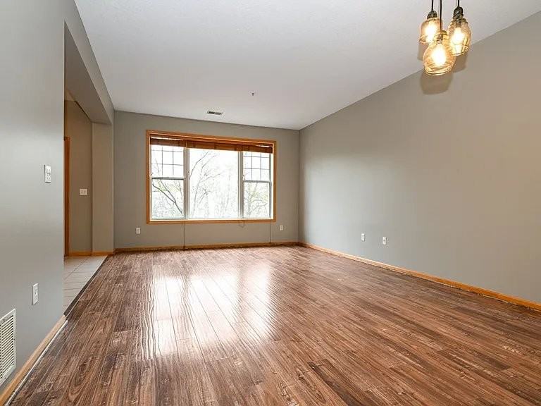 770 Wisconsin Ave N - Photo 4 of 20