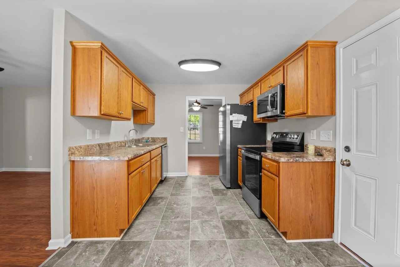 1213 Butterwood Cir - Photo 3 of 8