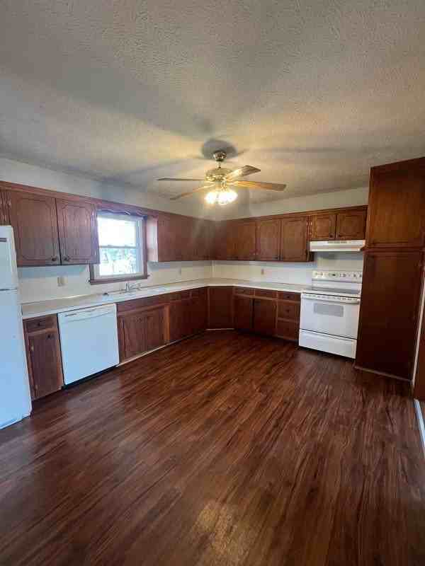 221 W Bedford St - Photo 3 of 7