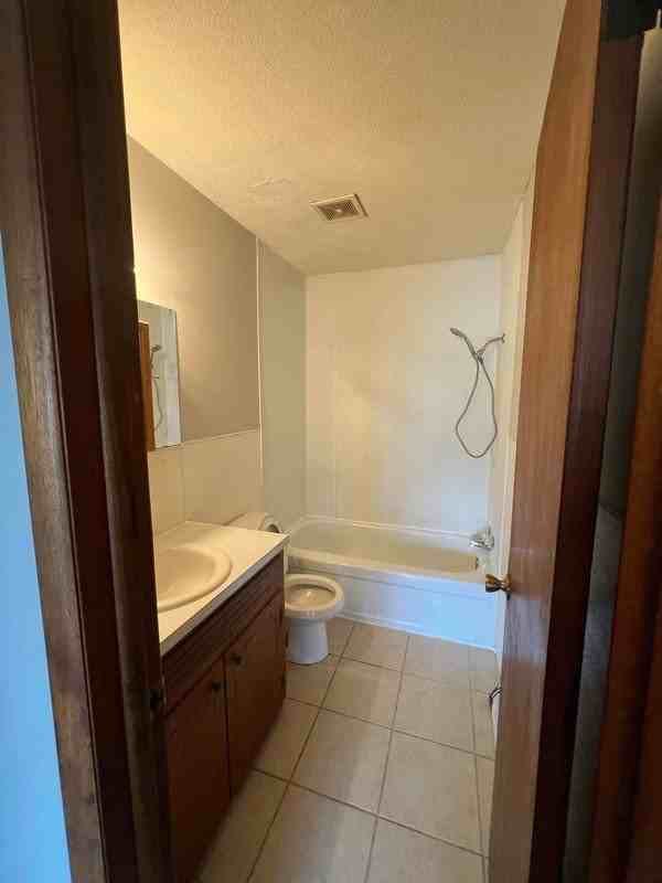 221 W Bedford St - Photo 6 of 7