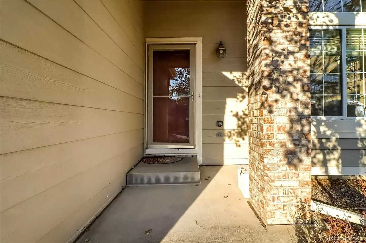 16239 Hedgeway Drive - Photo 2 of 33