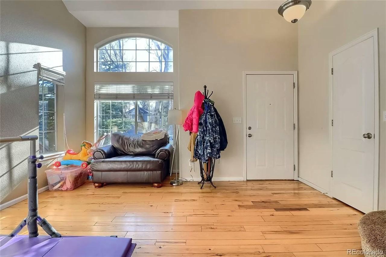 16239 Hedgeway Drive - Photo 4 of 33