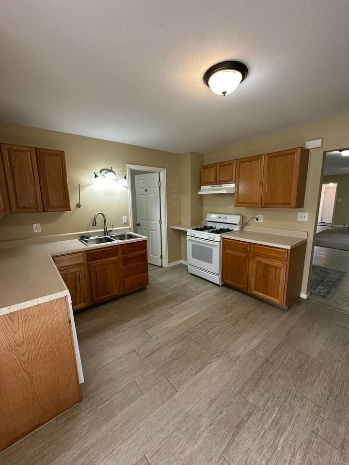 436 East 6th Street - Photo 2 of 4