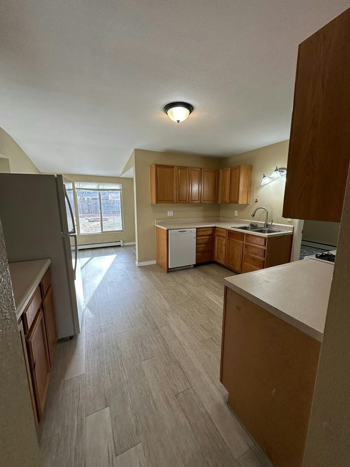 436 East 6th Street - Photo 3 of 4