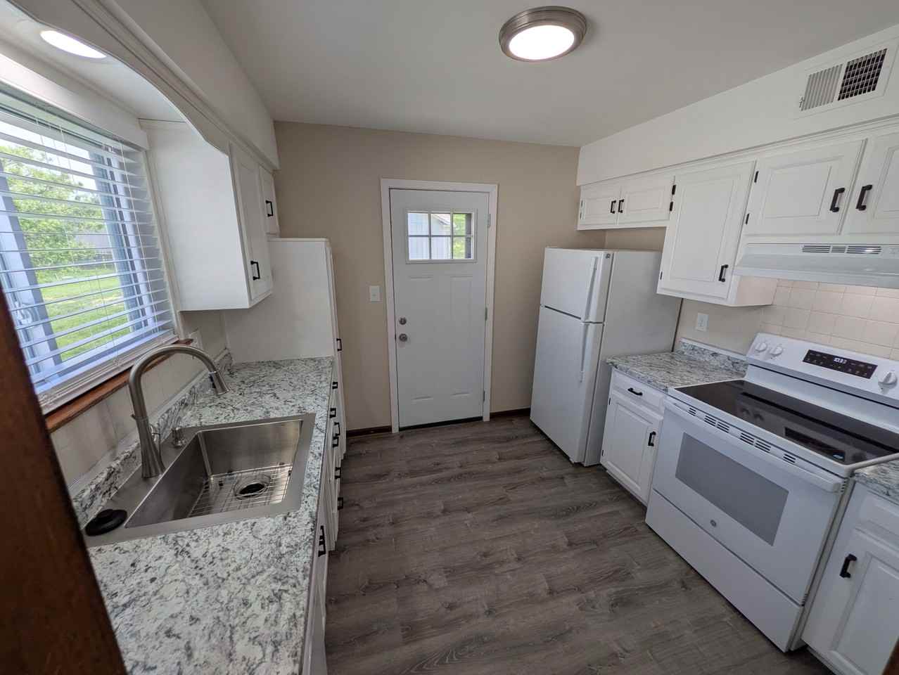 22 Nw Lakeview Blvd Apt A #22A - Photo 3 of 8