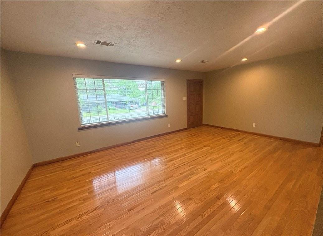 3700 Dallas St - Photo 4 of 33