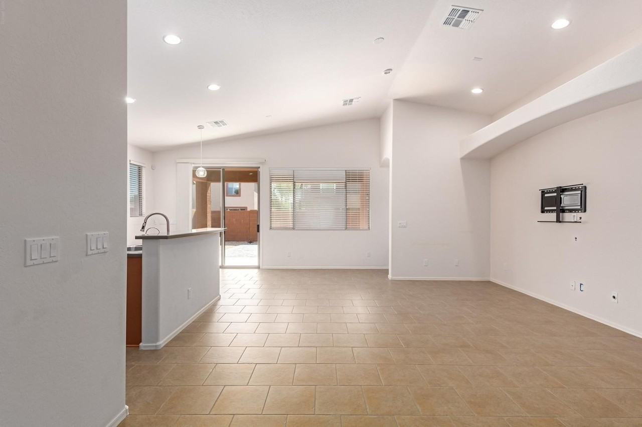 15273 W Edgemont Ave - Photo 6 of 27