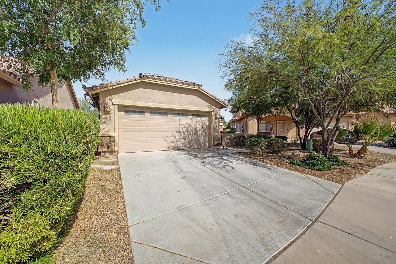 17447 N Marina Ave - Photo 3 of 31