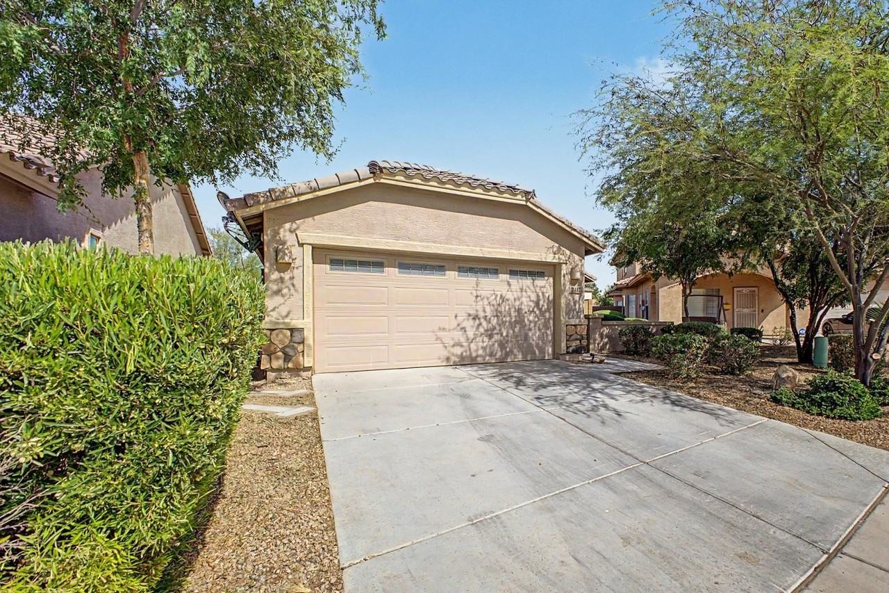 17447 N Marina Ave - Photo 4 of 31
