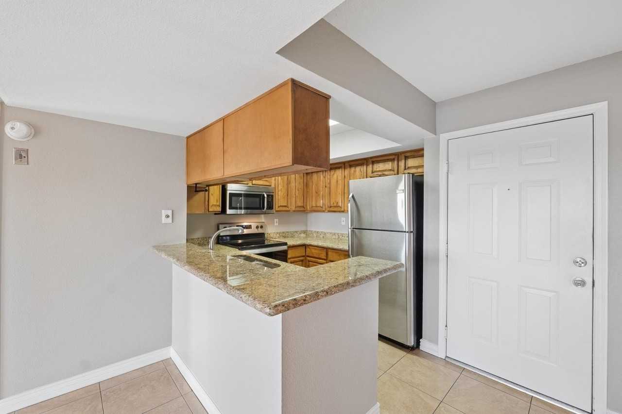 540 N May #3122 - Photo 2 of 33
