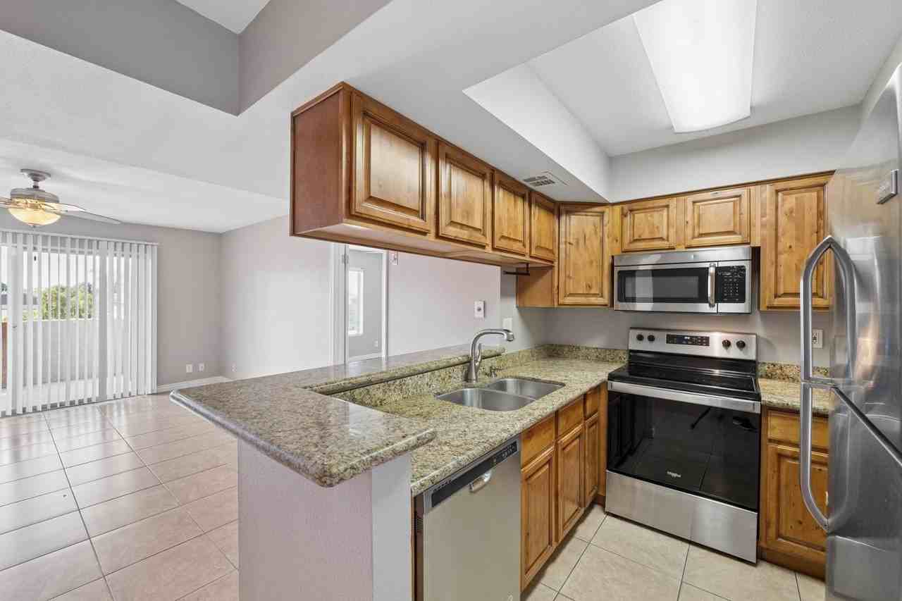 540 N May #3122 - Photo 4 of 33