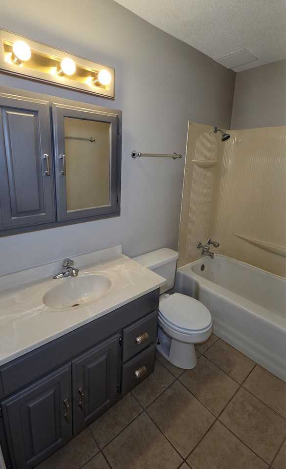 1141 Ne Chester Ave #2 - Photo 7 of 16