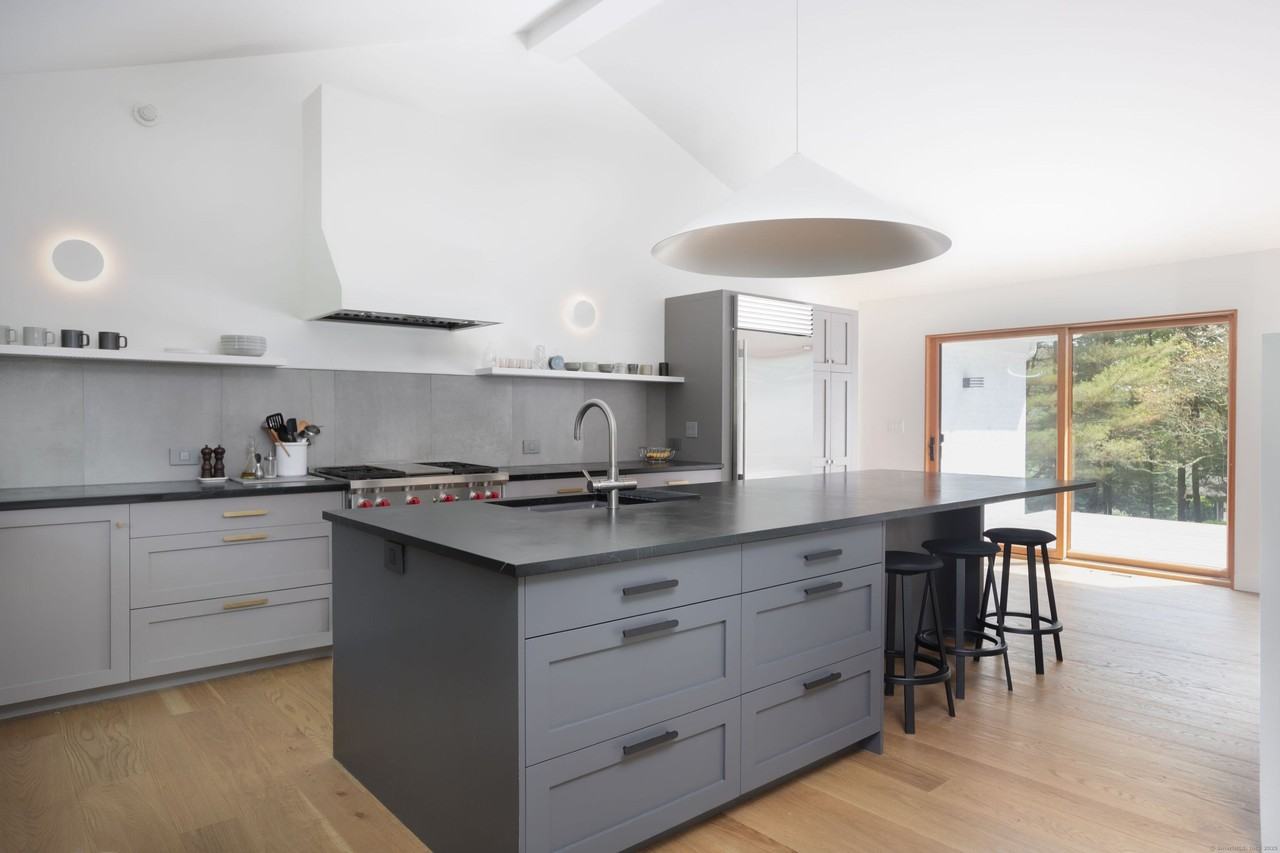 37 Canterbury Ln - Photo 7 of 25