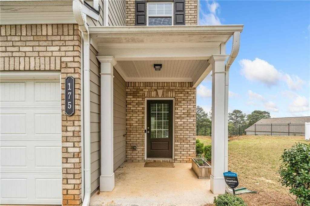 175 Madison Bnd - Photo 3 of 40