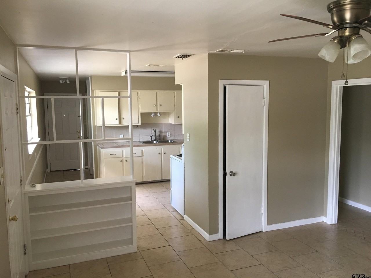 2011 Lee St - Photo 4 of 14