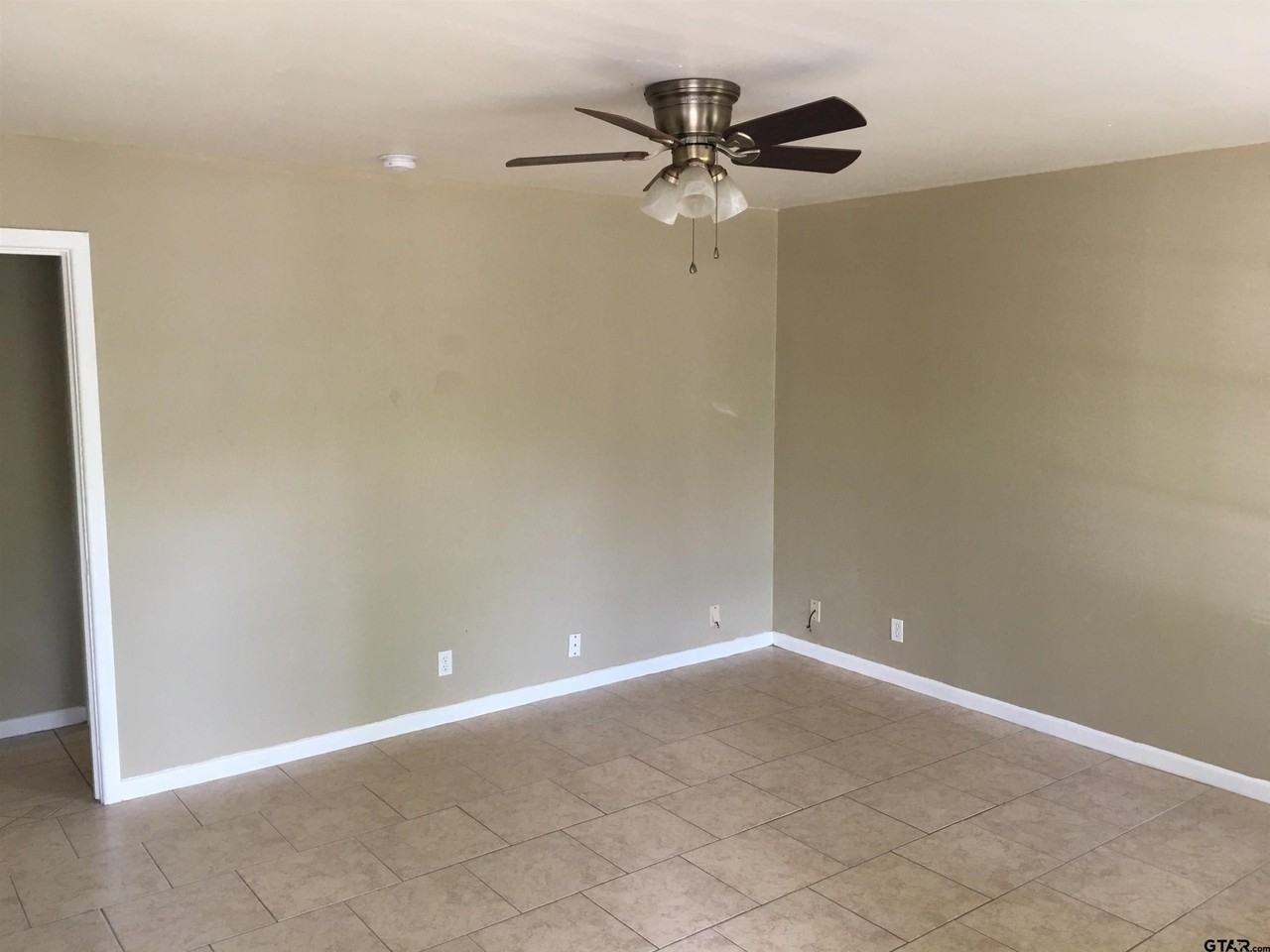 2011 Lee St - Photo 5 of 14