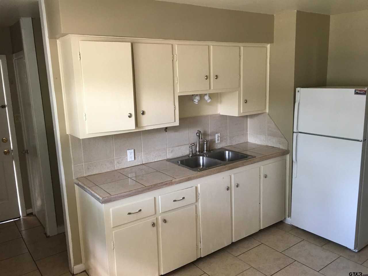 2011 Lee St - Photo 6 of 14