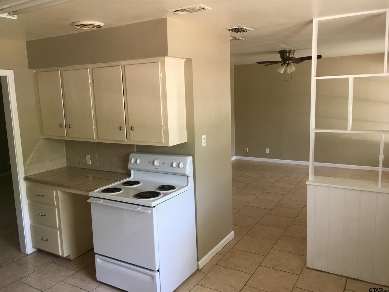 2011 Lee St - Photo 7 of 14