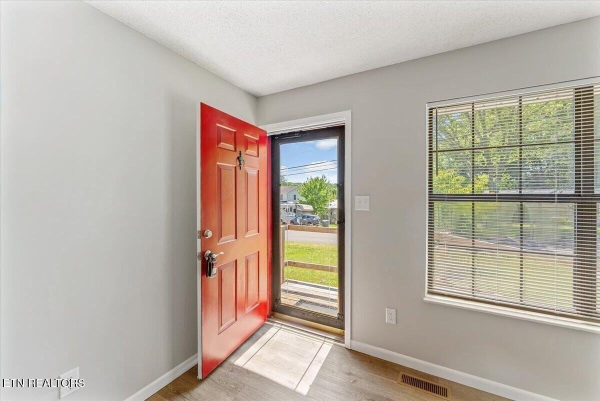 5917 W Pine Ln - Photo 5 of 36