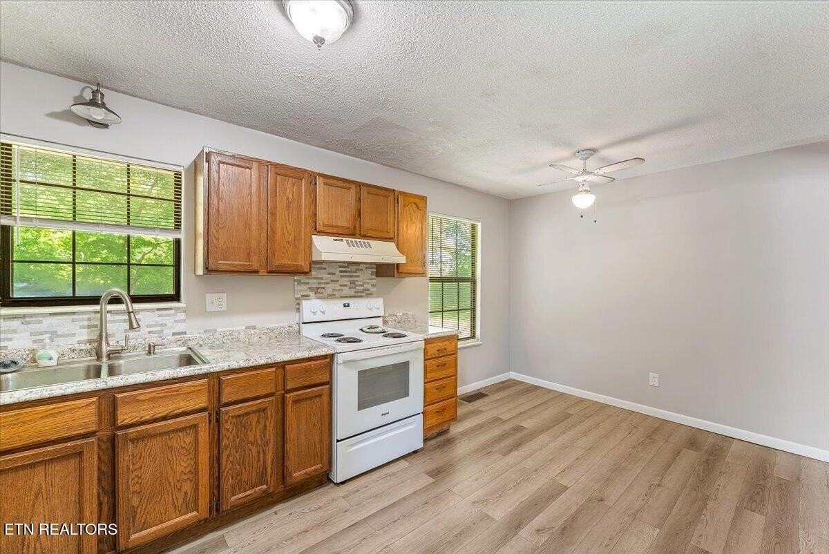 5917 W Pine Ln - Photo 7 of 36