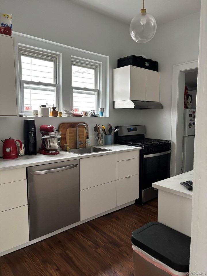 157 Hudson Ter - Photo 5 of 21