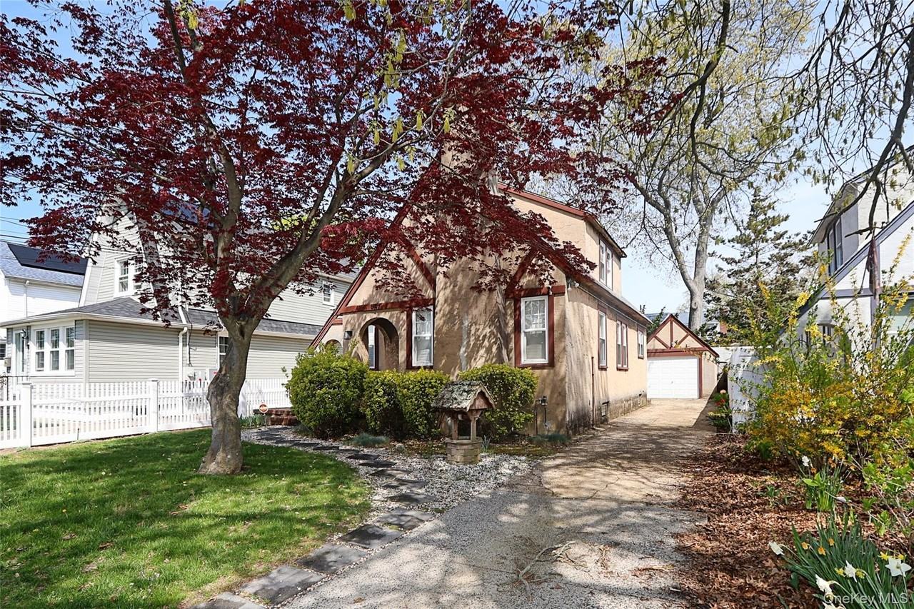 987 Kings Pkwy - Photo 2 of 38