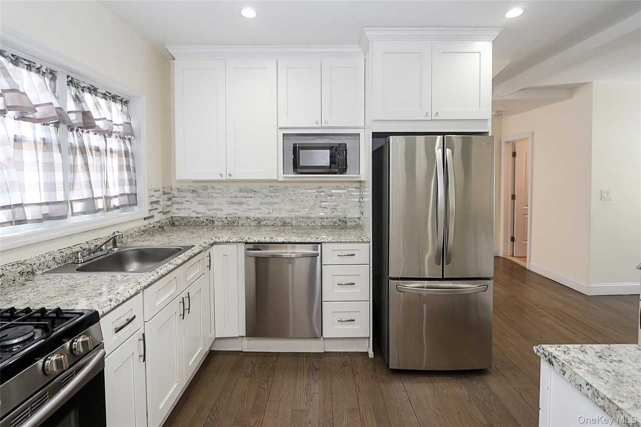 987 Kings Pkwy - Photo 4 of 38