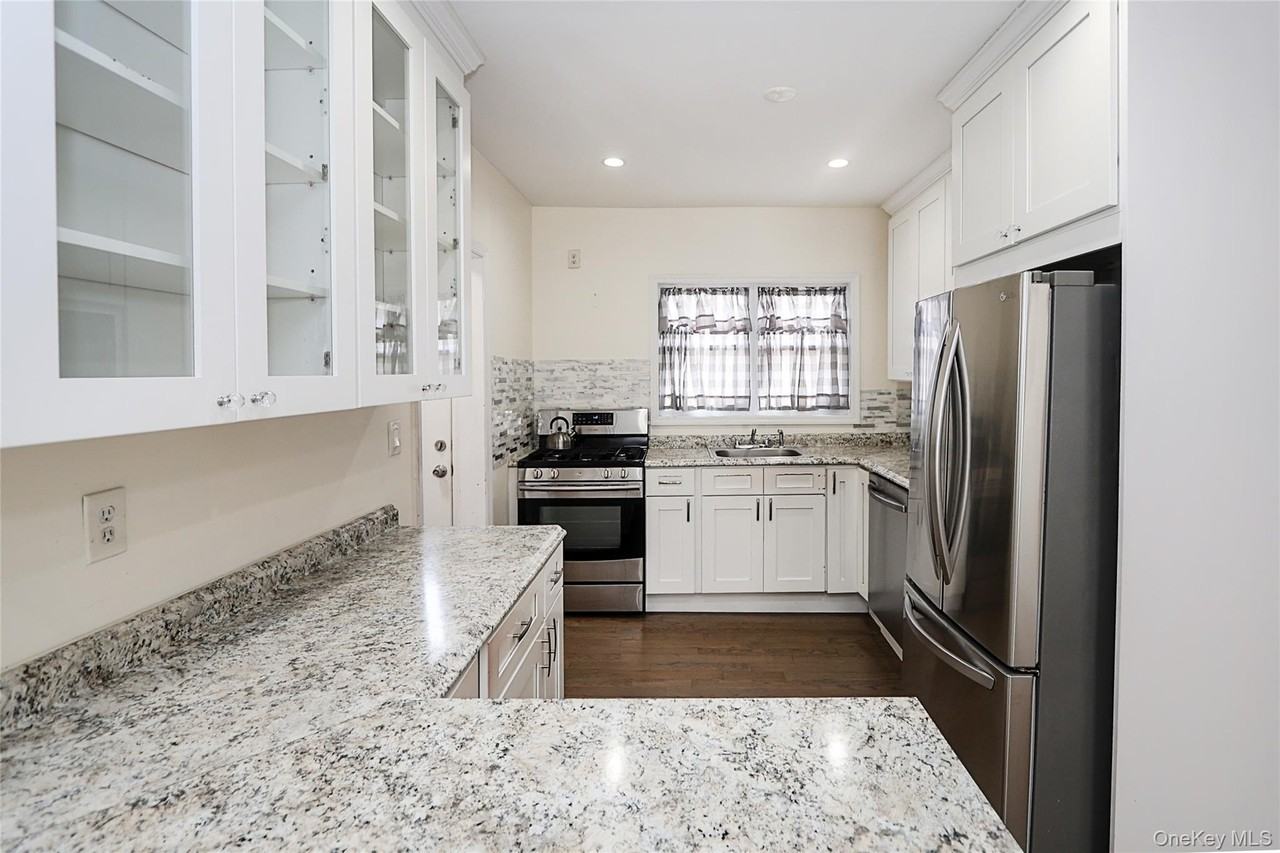 987 Kings Pkwy - Photo 5 of 38