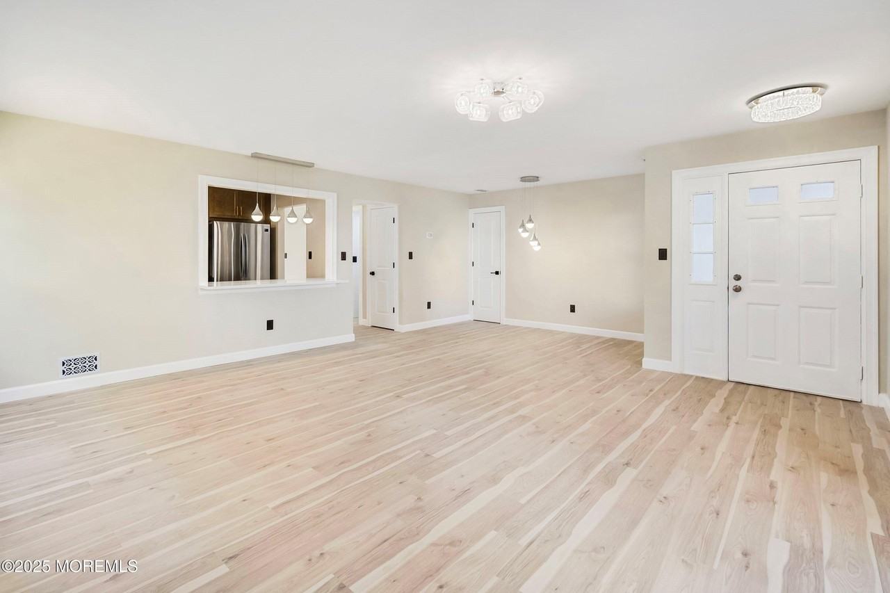 103 Hyacinth Ln - Photo 7 of 43