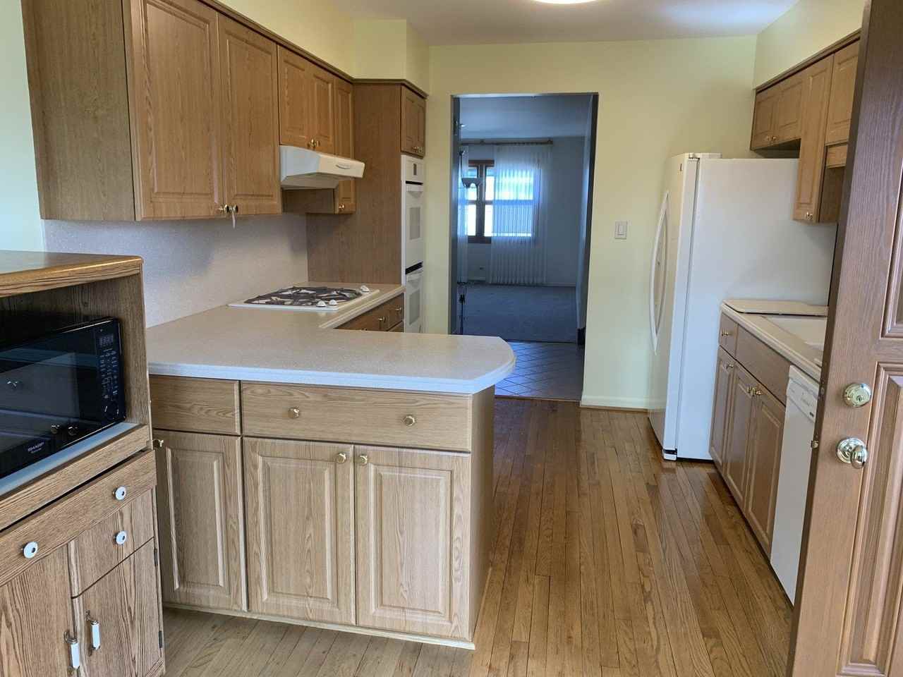 7609 Hayenga Ln - Photo 3 of 34