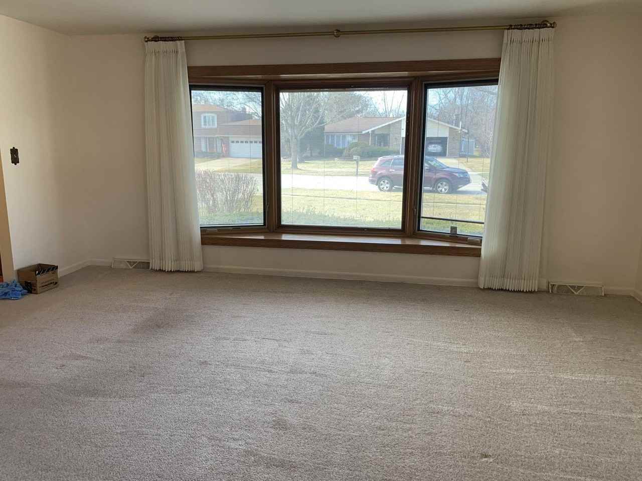 7609 Hayenga Ln - Photo 7 of 34