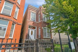 featured image of 2420 W Polk St #1