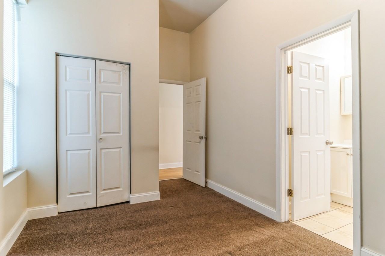 2420 W Polk St #1 - Photo 6 of 18