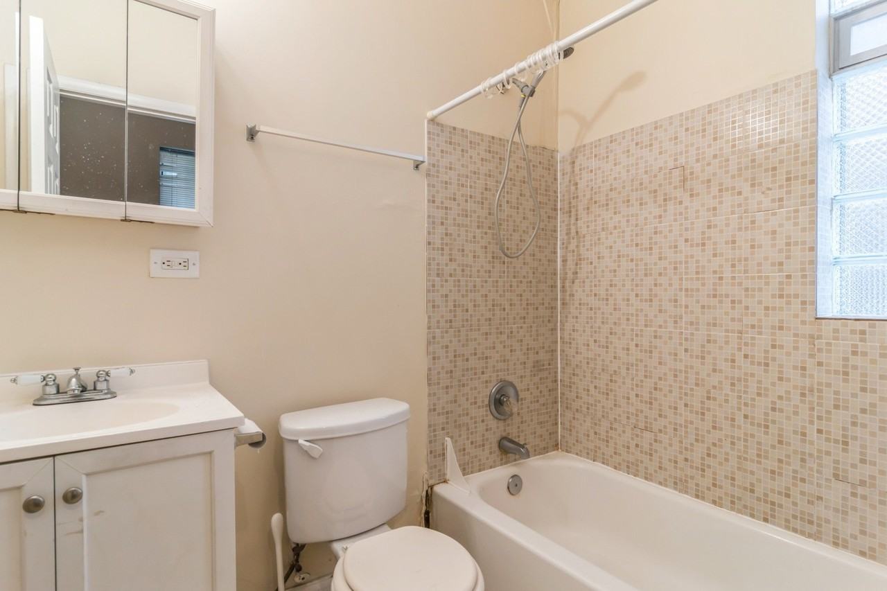 2420 W Polk St #1 - Photo 7 of 18