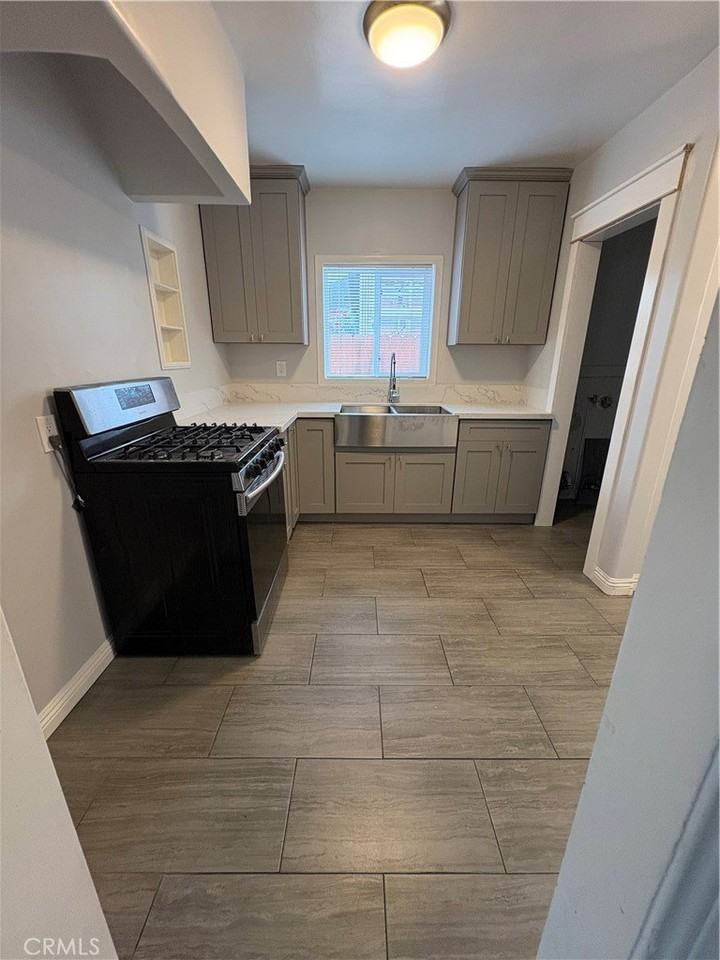 552 W 22nd St - Photo 6 of 29