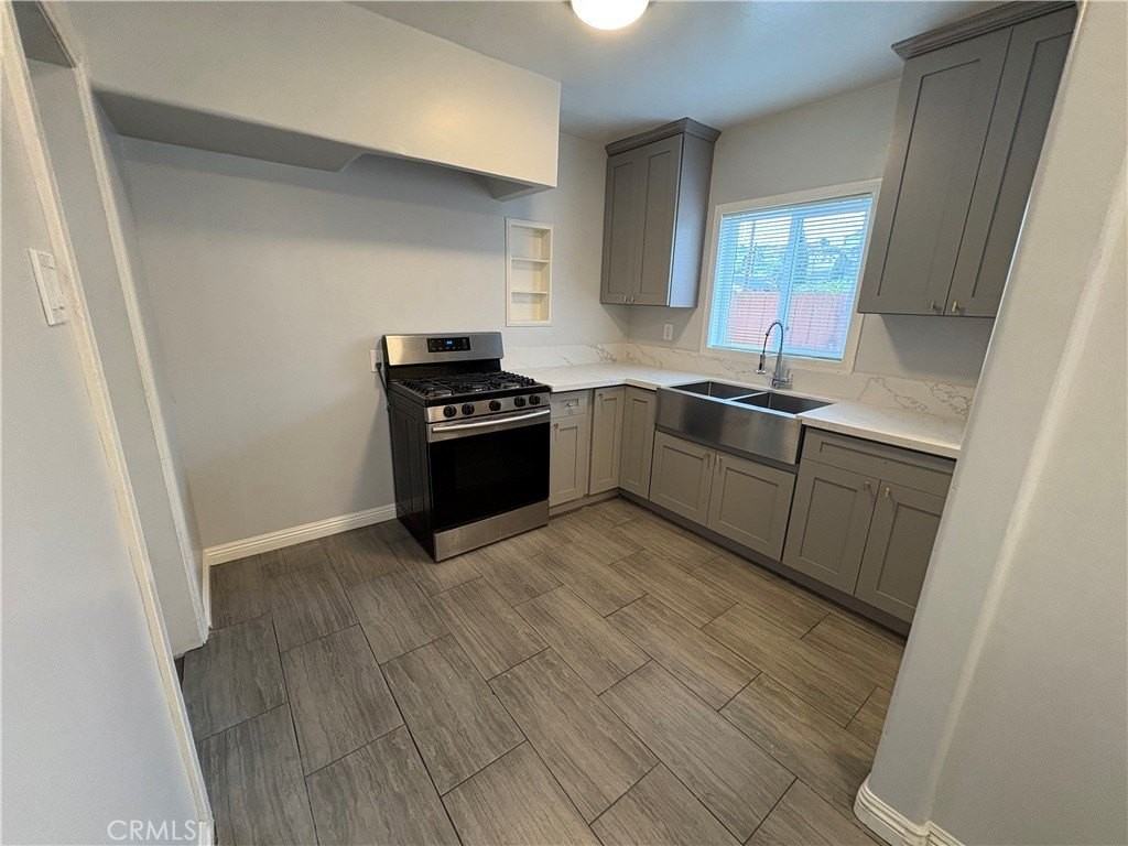 552 W 22nd St - Photo 7 of 29