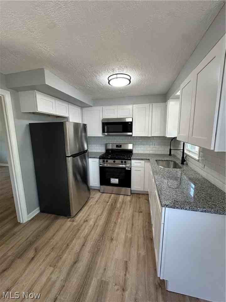 18413 Waterbury Ave - Photo 2 of 14