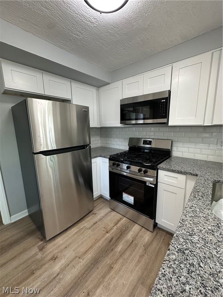 18413 Waterbury Ave - Photo 3 of 14