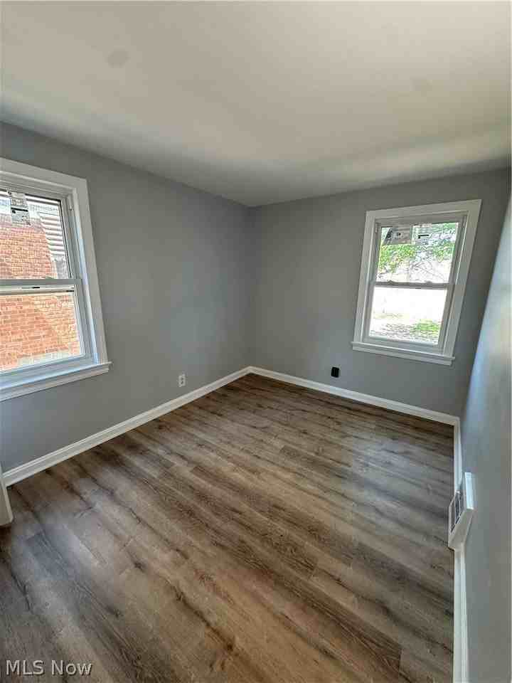 18413 Waterbury Ave - Photo 6 of 14