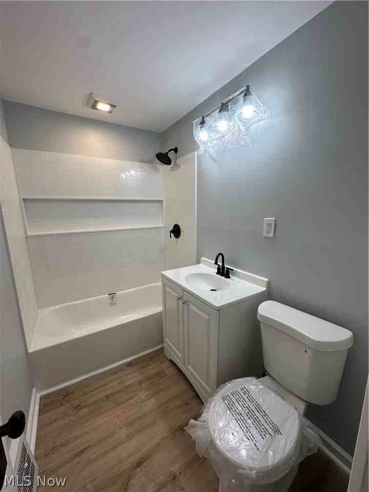 18413 Waterbury Ave - Photo 7 of 14