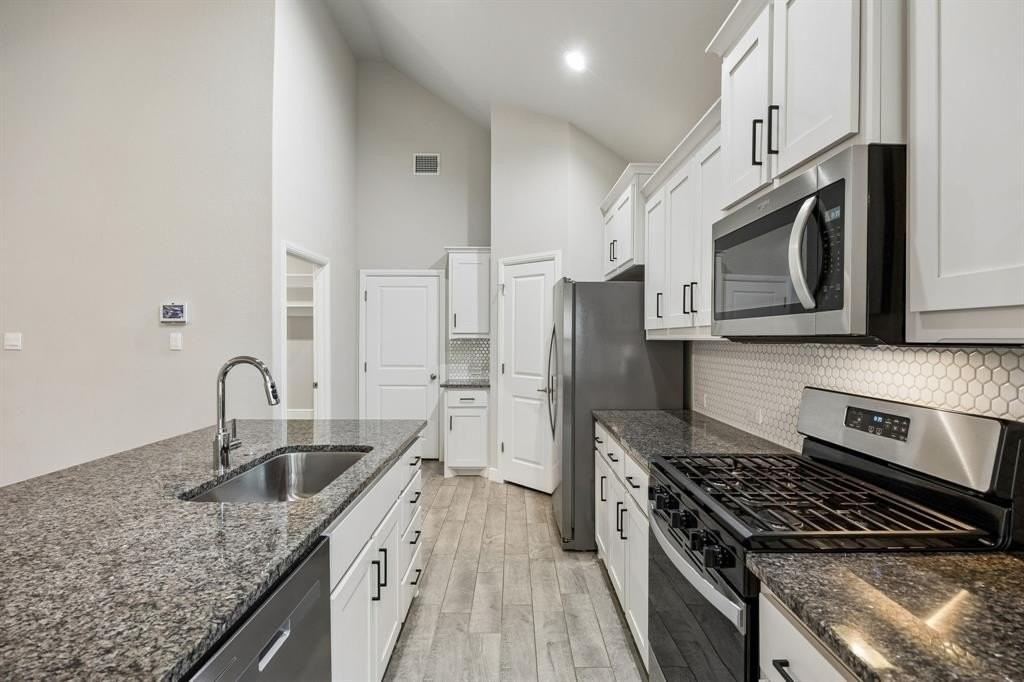 1200 Starling St - Photo 4 of 29